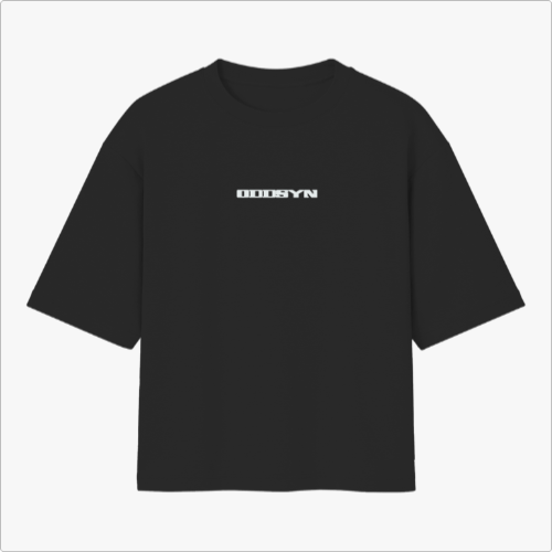 Camiseta com estampa frontal de texto estilizado. Estampa traseira de bola sorridente verde com textos verticais distorcidos e estilizados ao redor.