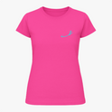 Camiseta com estampa frontal de letra estilizada curva e estampa traseira de ilustração de mulher confiante em vestuário moderno com frase "Gordelicia Sim!".