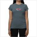 Camiseta com estampa frontal de texto estilizado "Lizzye" acompanhado por um arco colorido e uma estrela brilhante, compondo um visual dinâmico.