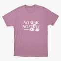 Camiseta com estampa frontal de frase "NO RISK, NO STORY" acompanhada de dois dados numerados com sete e texto adicional "RAWBEAT".