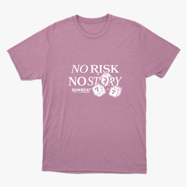 Camiseta com estampa frontal de frase "NO RISK, NO STORY" acompanhada de dois dados numerados com sete e texto adicional "RAWBEAT".