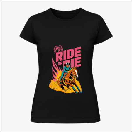 Camiseta com estampa frontal de um cowboy montado em cavalo sobreposto a chamas estilizadas, com a frase "Ride or Die" em letras grandes e robustas.