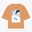 Camiseta com estampa frontal de personagem sorridente em pose flutuante, com cabelo esvoaçante, envolvendo-se em nuvens de estilo gráfico detalhado.