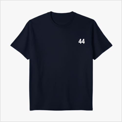Camiseta com estampa frontal de número "44" e estampa traseira de figura de campeão segurando uma bandeira do Brasil, sobreposta a texto inspirador.