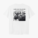 Camiseta com estampa frontal de pequeno logotipo discreto e estampa traseira de fotografia em preto e branco de carro de corrida com texto sobreposto.