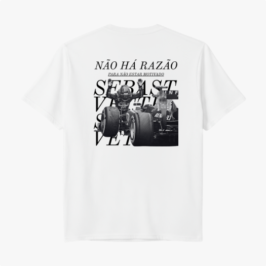 Camiseta com estampa frontal de pequeno logotipo discreto e estampa traseira de fotografia em preto e branco de carro de corrida com texto sobreposto.