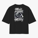 Camiseta com estampa frontal de um motor turbo estilizado e frase "Mais pressão, menos money" e estampa traseira detalhada com mesma temática.