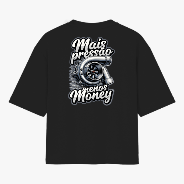 Camiseta com estampa frontal de um motor turbo estilizado e frase "Mais pressão, menos money" e estampa traseira detalhada com mesma temática.