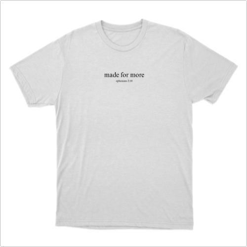 Camiseta com estampa frontal de texto estilizado: "made for more" seguido da referência "ephesians 2.10" logo abaixo, centralizado no peito.