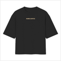 Camiseta com estampa frontal de texto minimalista "MORE COFFEE" e estampa traseira de um gato com expressão expressiva em um estilo artístico detalhado.