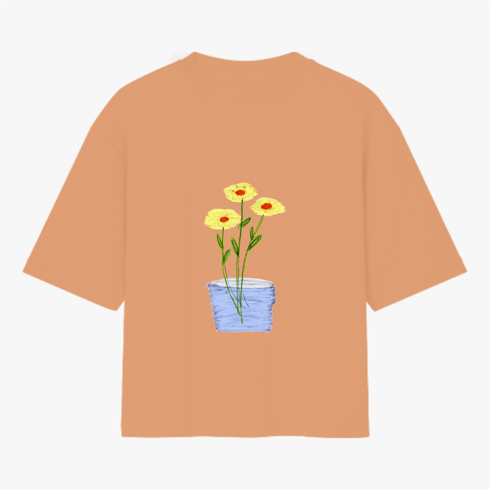 Camiseta com estampa frontal de texto em letras simples "Il raccolto è inevitabile." e estampa traseira de vaso azul com três flores amarelas e caule verde.