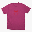 Camiseta com estampa frontal de aranha estilizada de linhas finas e estampa traseira de rosto delineado com texto e referências icônicas.