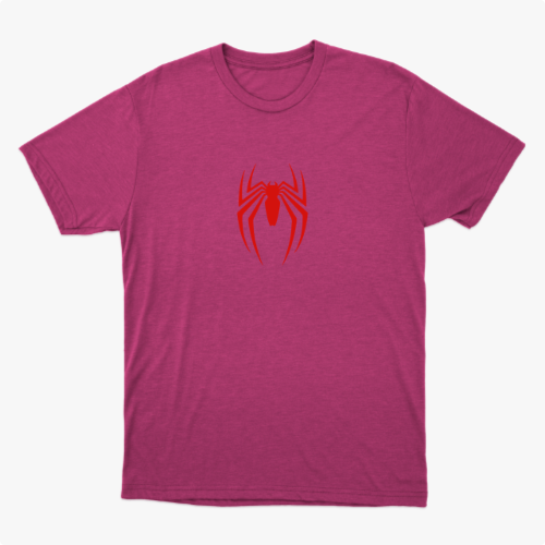 Camiseta com estampa frontal de aranha estilizada de linhas finas e estampa traseira de rosto delineado com texto e referências icônicas.