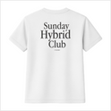 Camiseta com estampa frontal de "Sunday Hybrid Club" em fonte discreta e estampa traseira maior com a mesma frase e um detalhe adicional na base.