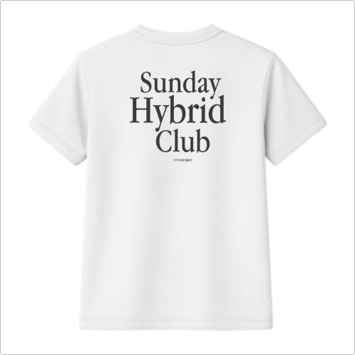 Camiseta com estampa frontal de "Sunday Hybrid Club" em fonte discreta e estampa traseira maior com a mesma frase e um detalhe adicional na base.