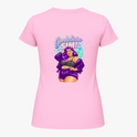 Camiseta com estampa frontal de letra estilizada curva e estampa traseira de ilustração de mulher confiante em vestuário moderno com frase "Gordelicia Sim!".