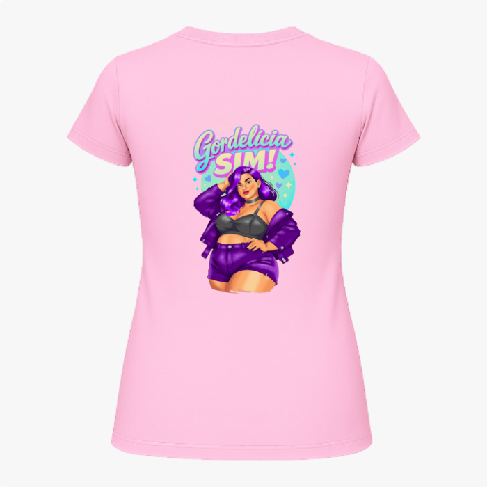 Camiseta com estampa frontal de letra estilizada curva e estampa traseira de ilustração de mulher confiante em vestuário moderno com frase "Gordelicia Sim!".