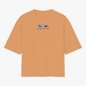 Camiseta com estampa frontal de olhos intensos e nome em destaque, e estampa traseira de personagem estilizado com texo, figuras geométricas e ilustrações.