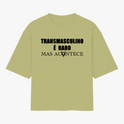Camiseta com estampa frontal de texto "Transmasculino é raro mas acontece" e ícone; estampa traseira de gráfico circular com a palavra "TRANSVESTICO".