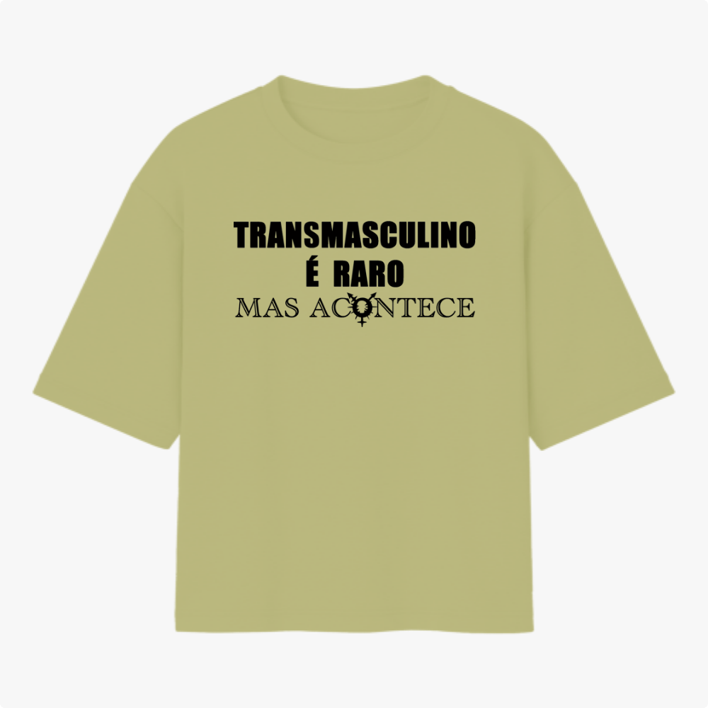 Camiseta com estampa frontal de texto "Transmasculino é raro mas acontece" e ícone; estampa traseira de gráfico circular com a palavra "TRANSVESTICO".