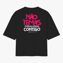 Camiseta com estampa frontal de texto estilizado "NÃO TEMAS, POIS EU ESTOU CONTIGO" e estampa traseira de mesma frase em destaque no centro.