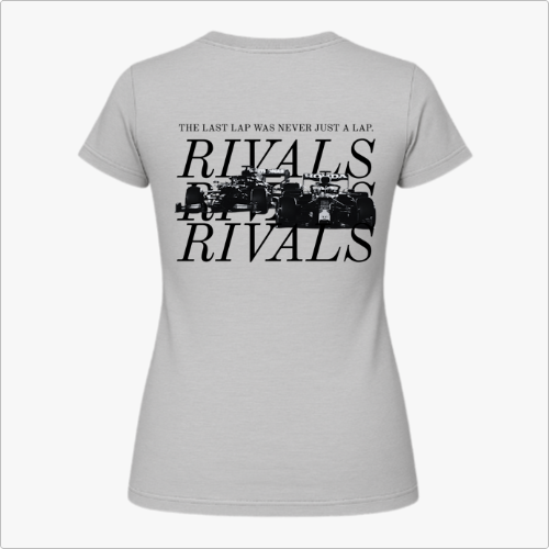 Camiseta com estampa frontal de texto minimalista "RIVALS" no lado esquerdo do peito e estampa traseira de carros de corrida com sobreposição de textos.