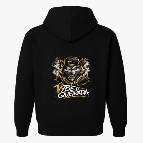 Moletom com estampa traseira de lobo usando boné e colar, cercado por fumaça e a frase "Vibe de Quebrada" em estilo urbano e letras estilizadas.