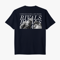 Camiseta com estampa frontal de "RIVALS" em letras pequenas e estampa traseira de duas pessoas, texto motivacional e repetição grande da palavra "RIVALS".