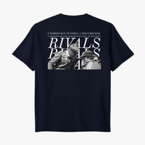 Camiseta com estampa frontal de "RIVALS" em letras pequenas e estampa traseira de duas pessoas, texto motivacional e repetição grande da palavra "RIVALS".