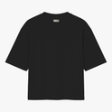 Camiseta com estampa frontal de texto "silêncio. o brasil tá jogando." com assinatura "FALAR, NÃO MURMURAR." e estampa traseira de "VERDELO" no topo.
