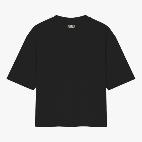 Camiseta com estampa frontal de texto "silêncio. o brasil tá jogando." com assinatura "FALAR, NÃO MURMURAR." e estampa traseira de "VERDELO" no topo.