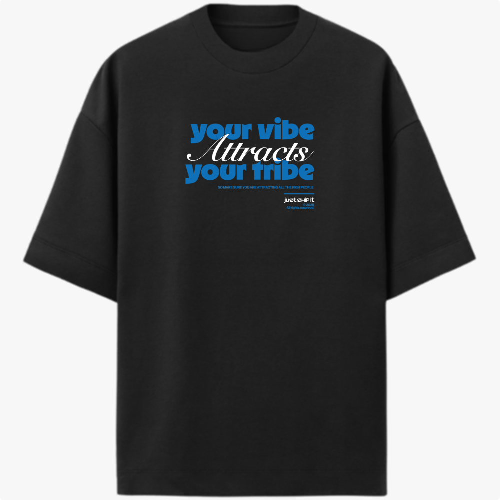 Camiseta com estampa frontal de texto estilizado "your vibe attracts your tribe" em letras grandes, acompanhada de pequenos detalhes textuais complementares.