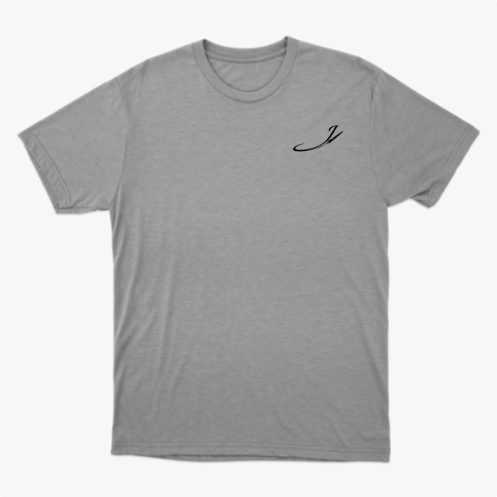 Camiseta com estampa frontal de assinatura curva estilizada pequena no canto superior e estampa traseira de personagens caricatos e sorridentes em grupo colorido.