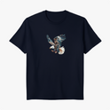 Camiseta com estampa frontal de águia em voo, capturando detalhes nas asas abertas e penas texturizadas, expressando movimento e precisão.