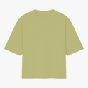 Camiseta com estampa frontal de texto em letras simples "Il raccolto è inevitabile." e estampa traseira de vaso azul com três flores amarelas e caule verde.