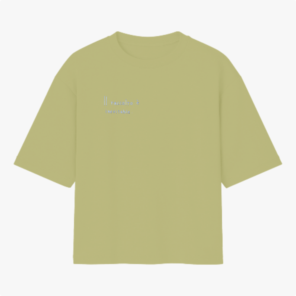 Camiseta com estampa frontal de texto em letras simples "Il raccolto è inevitabile." e estampa traseira de vaso azul com três flores amarelas e caule verde.