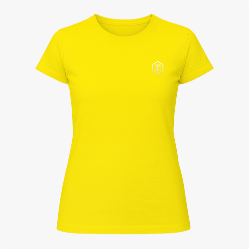 [Camiseta] com estampa frontal de símbolo geométrico com letra estilizada e estampa traseira de rosto icônico pixelado, acompanhado de texto discreto.