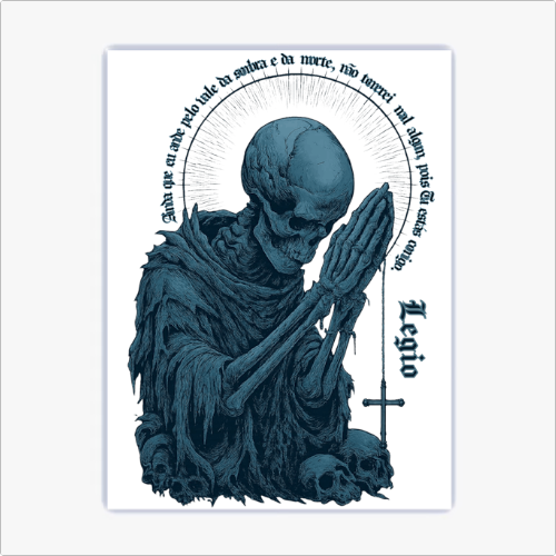 Quadro com estampa frontal de esqueleto em posição de oração, envolto por crânios, com um crucifixo pendente e rodeado por texto em arco.