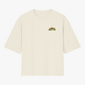 Camiseta com estampa frontal de um pequeno logotipo detalhado centralizado, trazendo elementos textuais estilizados e um ícone sutil acompanhado.