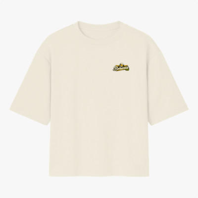 Camiseta com estampa frontal de um pequeno logotipo detalhado centralizado, trazendo elementos textuais estilizados e um ícone sutil acompanhado.