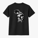 Camiseta com estampa frontal de personagem de mangá com cabelo desgrenhado e expressão séria, destacando músculos definidos e pose imponente.