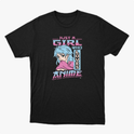 Camiseta com estampa frontal de ilustração de garota de cabelo azul e textos estilizados “Just a girl who loves anime” em fonte desenhada e moderna.