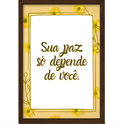 Quadro com estampa de frase centralizada em tipografia elegante, cercada por ornamentos florais delicados emoldurados por linhas finas.