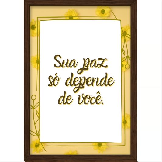 Quadro com estampa de frase centralizada em tipografia elegante, cercada por ornamentos florais delicados emoldurados por linhas finas.