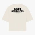 Camiseta com estampa frontal de "IRON DISCIPLINE" em estilo metálico e estampa traseira com "SEM DESCULPAS" em texto destacado acima de "IRON DISCIPLINE".