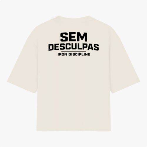 Camiseta com estampa frontal de "IRON DISCIPLINE" em estilo metálico e estampa traseira com "SEM DESCULPAS" em texto destacado acima de "IRON DISCIPLINE".