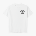 Camiseta com estampa frontal de logo e dois lutadores de jiu-jitsu em postura de combate, e estampa traseira de lutadores em ação sob logotipo em arco.