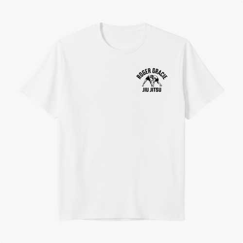 Camiseta com estampa frontal de logo e dois lutadores de jiu-jitsu em postura de combate, e estampa traseira de lutadores em ação sob logotipo em arco.
