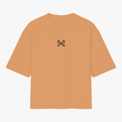 Camiseta com estampa frontal de duas chaves cruzadas estilizadas e estampa traseira de mão segurando chave com texto "Abre Caminho, o sentinela está na porta".