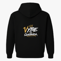 Moletom com estampa frontal de "Vybe de Quebrada" com coroa estilizada e detalhes, e estampa traseira da mesma frase enfatizada com fontes dinâmicas.
